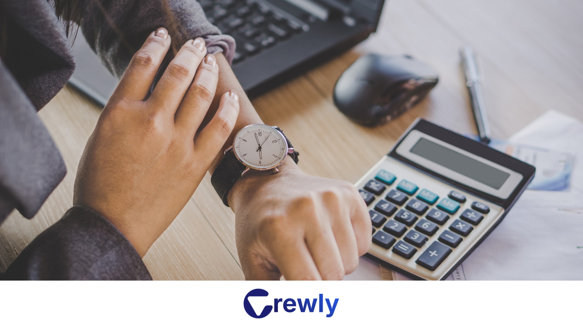 Digitale Zeiterfassung im Handwerk - Handwerker nutzt App auf Smartphone